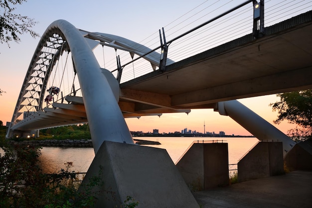 Foto gratuita toronto, canada - 3 luglio: ponte con l'orizzonte di toronto all'alba il 3 luglio 2012 a toronto, canada. toronto, con una popolazione di 6 milioni di abitanti, è la capitale dell'ontario e la città più grande del canada.