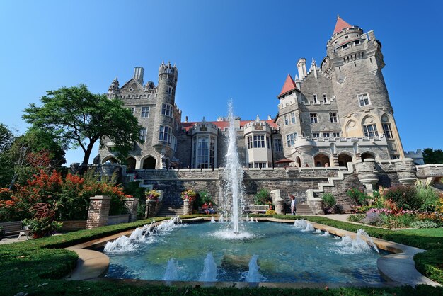 ТОРОНТО, КАНАДА - 3 ИЮЛЯ: Внешний вид Casa Loma 3 июля 2012 г. в Торонто, Канада. Построенный в 1911–1914 годах и основанный как музей в 1937 году, это был самый большой частный особняк в Канаде.