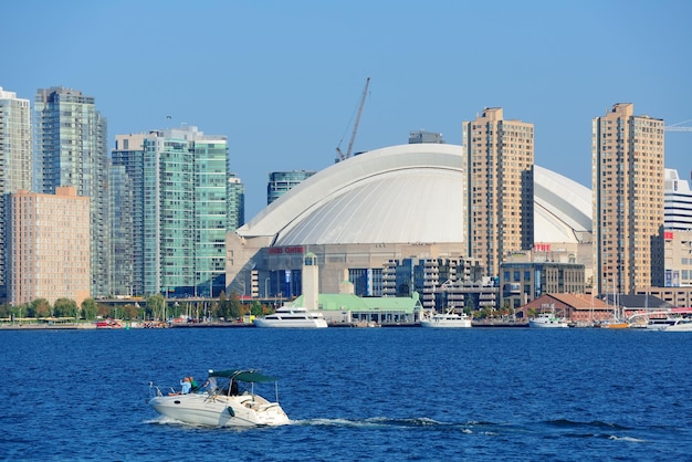 Бесплатное фото Торонто, канада - 3-ое июля: горизонт торонто с архитектурами 3-его июля 2012 в торонто, канада. торонто с населением 6 миллионов человек является столицей провинции онтарио и крупнейшим городом канады.