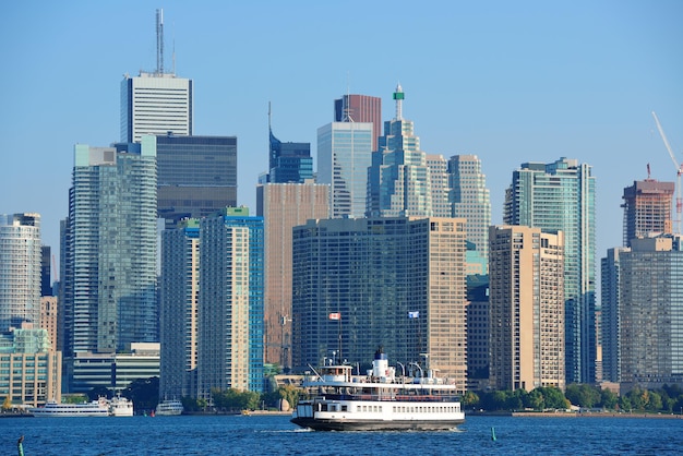 Free photo toronto skyline in the day