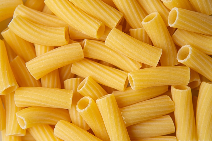 Free Photo tortiglioni italian pasta very close view, background
