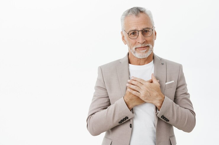 無料Photo 喜んでまたは感謝しているように見える笑顔の年配の男性に触れて喜んで