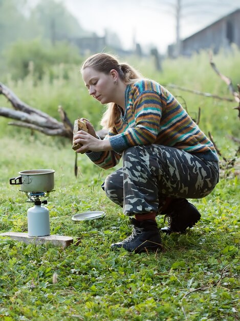 ガソリン・ストーブでの観光料理のお茶