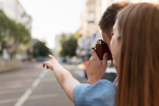 街の写真を撮る観光客カップル