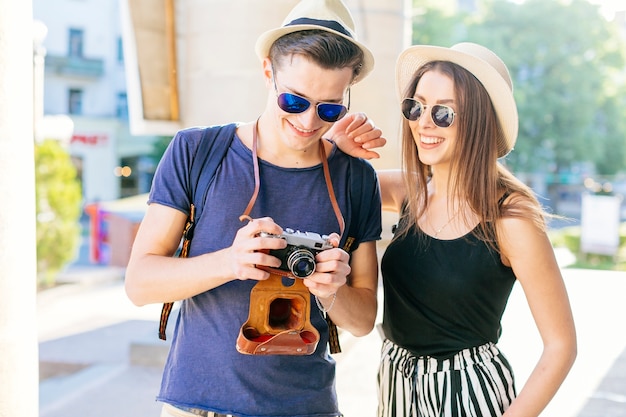 Coppia turistica in vacanza in città