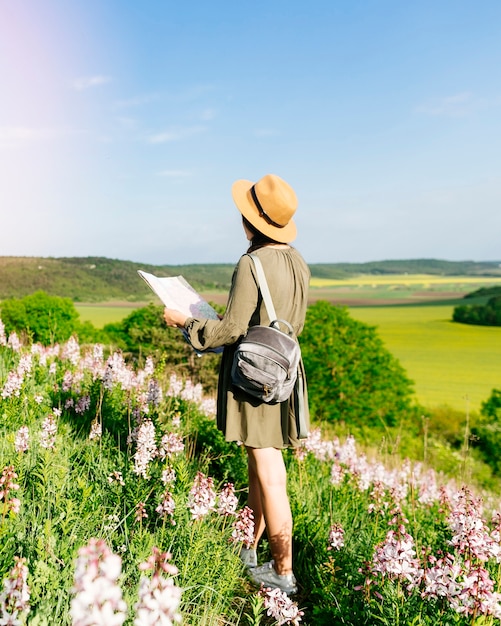 Foto gratuita turista nel paesaggio collinare