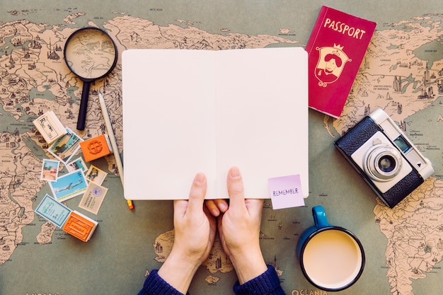 Free photo tourist holding opened notepad