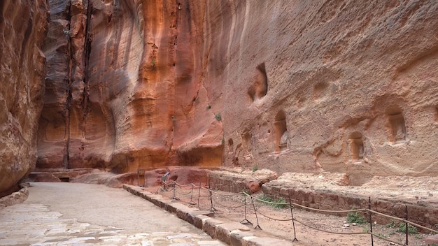 Туристический маршрут через ущелье к петре набатейский скальный храм иордания
