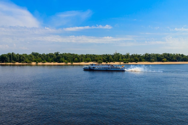 キエフ​の​ドニエプル川​を​航行する​観光船