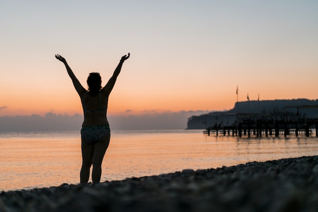 Foto gratuita turista al sorgere del sole all'alba