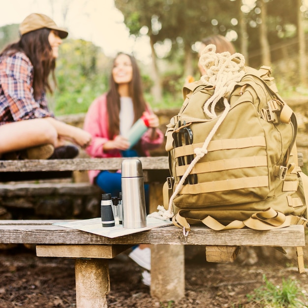 Foto gratuita forniture turistiche vicino alle donne