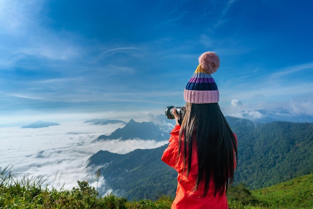 山でデジタルカメラで写真を撮る観光客。タイ、チェンライのプーチーファー山脈。