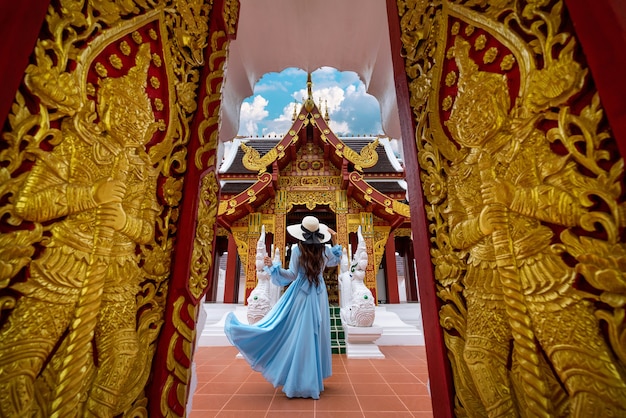 Foto gratuita turista in visita al wat khua khrae a chiang rai, thailandia