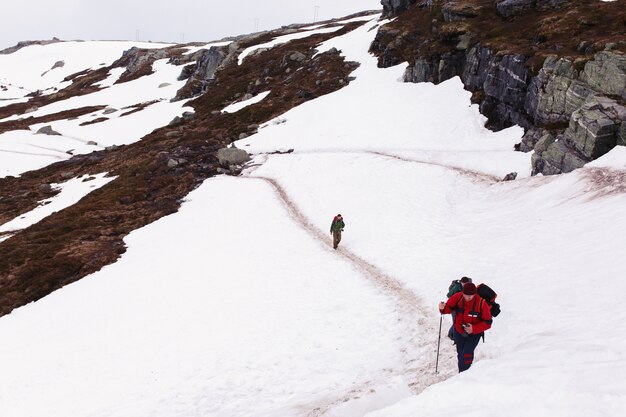 Туристическая прогулка по снегу в горах