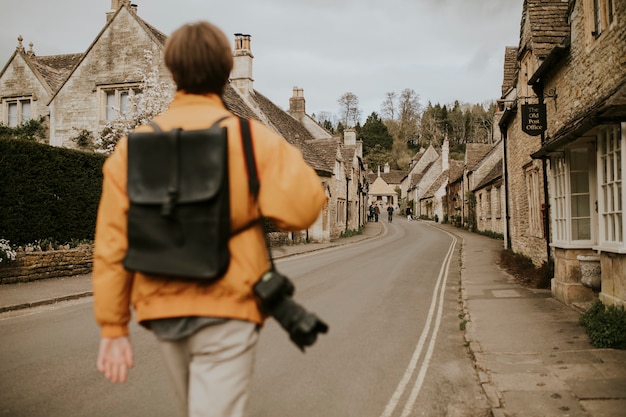 Free photo tourist walking into the village for rearview