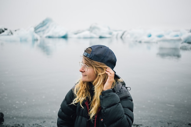 Free photo tourist watches glacier in water in iceland