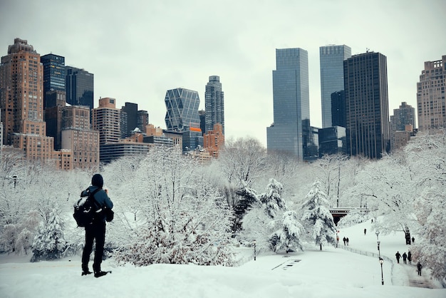 Foto gratuita un turista che guarda central park nel centro di manhattan new york city