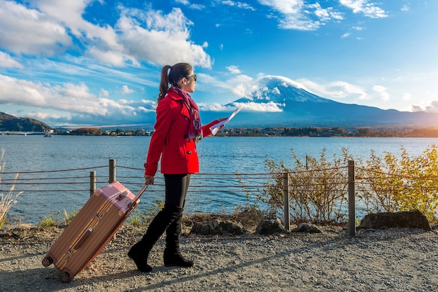 Turista con bagaglio e mappa al monte fuji, kawaguchiko in giappone.