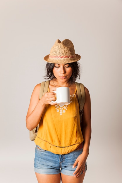 Free photo tourist woman with mug