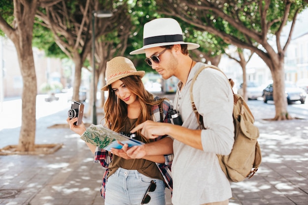 Free photo tourists in the city with a map