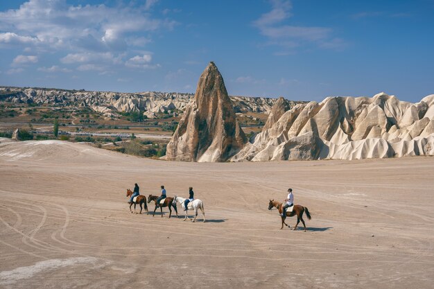 Туристам нравится кататься на лошадях в Каппадокии, Турция.