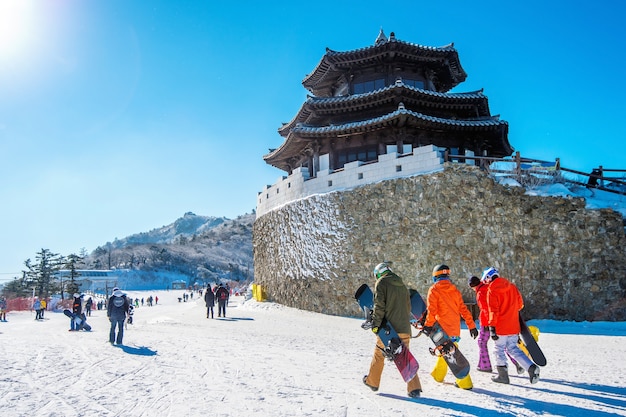 韓国の德裕山周辺の美しい景色とスキーの写真を撮る観光客