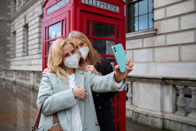 Turisti che visitano la città e indossano una maschera da viaggio