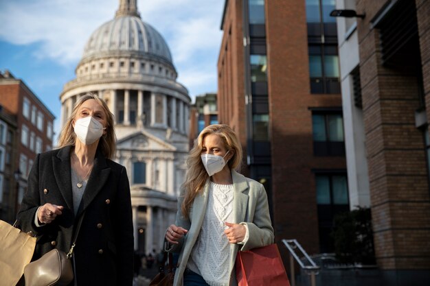 Turisti che visitano la città e indossano una maschera da viaggio