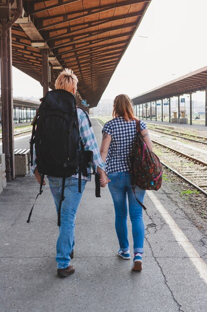 観光客は、trainstationを歩いて