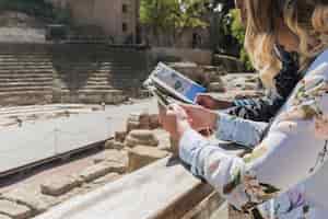 無料写真 ローマの碑の前でマップと観光客