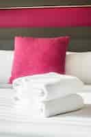 Foto gratuita asciugamano sul letto