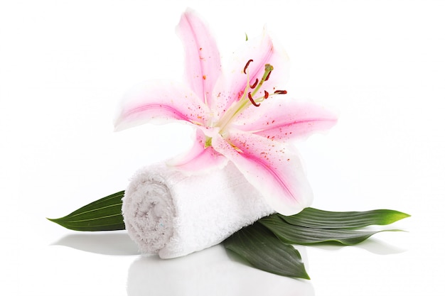 Asciugamano e fiore di giglio rosa