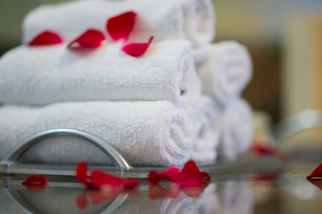 Towels with rose petals