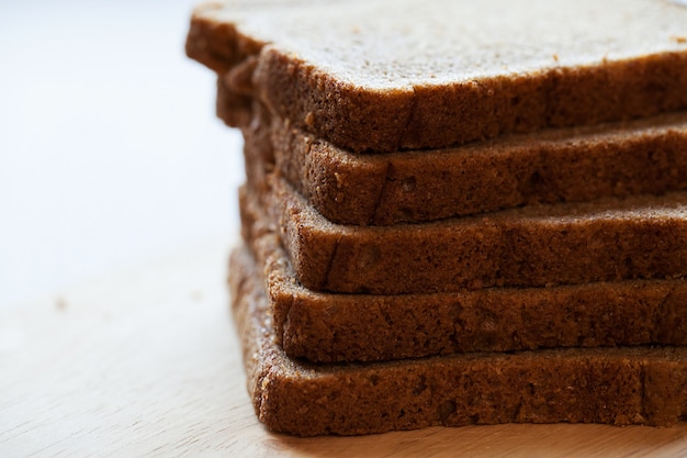 Pezzi della torre di pane su una tavola