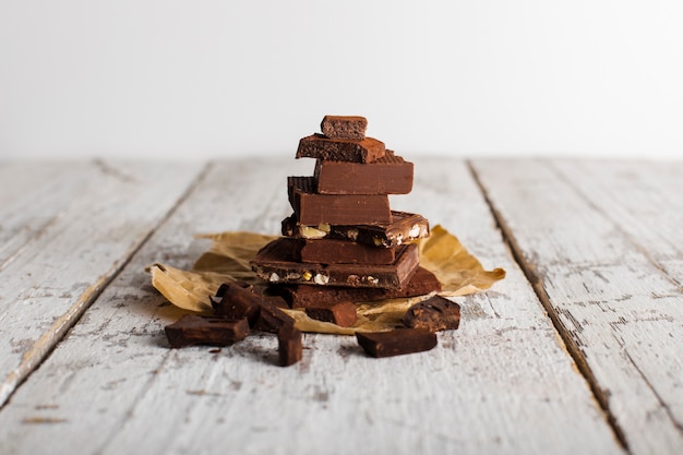 Foto gratuita torre di dolci al cioccolato sul sacco di carta