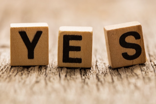 Free photo toy bricks on the table with word yes