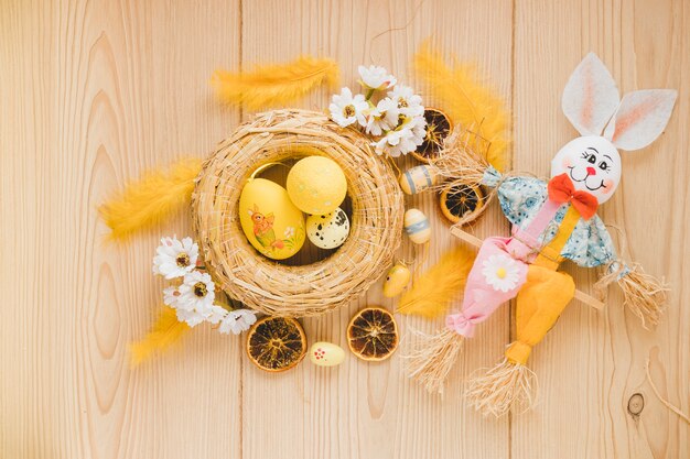 계란과 둥지 근처 장난감 토끼