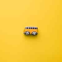 Бесплатное фото Игрушечный автобус на оранжевом фоне