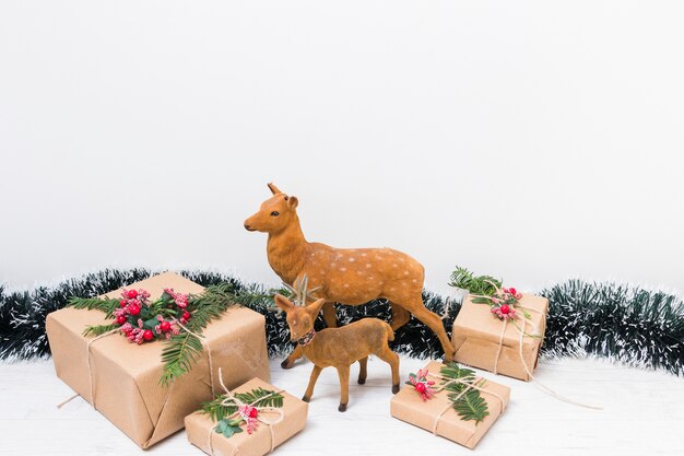 プレゼント箱の近くにおもちゃの鹿