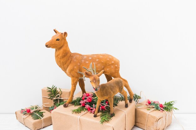 선물 상자에 장난감 사슴