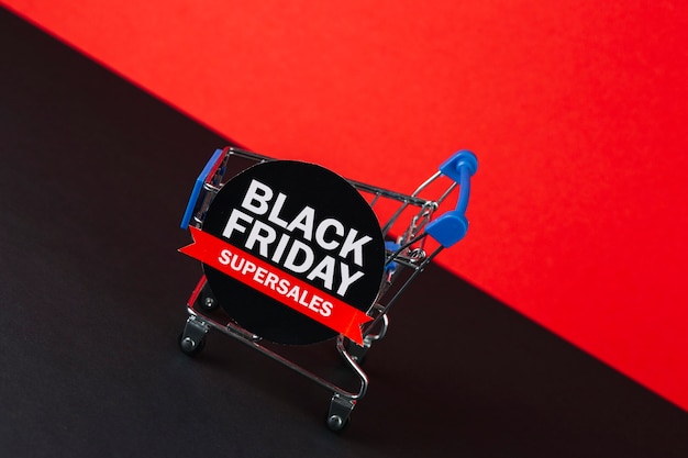 Free photo toy empty shopping trolley with sign