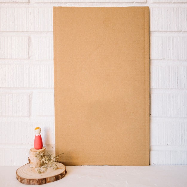 Free photo toy fugure near blank cardboard