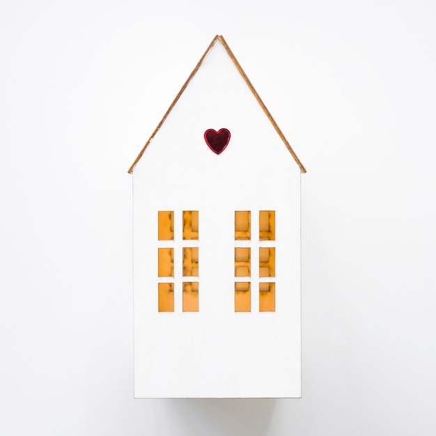 Бесплатное фото Игрушечный домик с маленьким сердечком