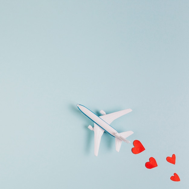 Free photo toy plane model with read hearts