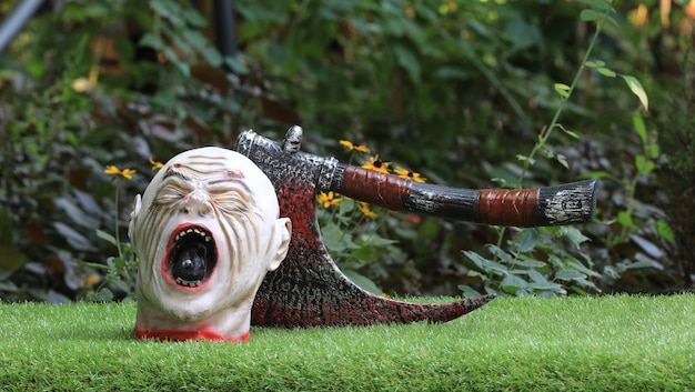 Игрушка отрубленная голова на лужайке