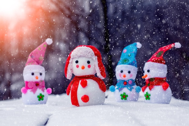 降雪時の森のおもちゃの雪だるま。クリスマスと新年のグリーティングカード