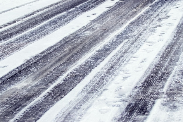 湿った雪、冬道に車の跡 Premium写真