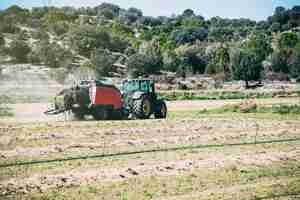 Foto gratuita trattore nel mezzo di un campo di coltivazione