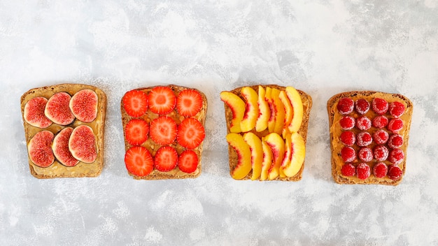 Традиционный американский и европейский летний завтрак: бутерброды с тостами и арахисовым маслом, вид сверху
