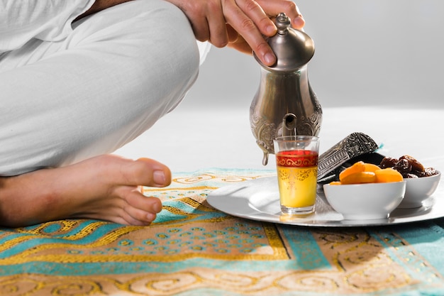 伝統的なアラビア茶と祈りの敷物